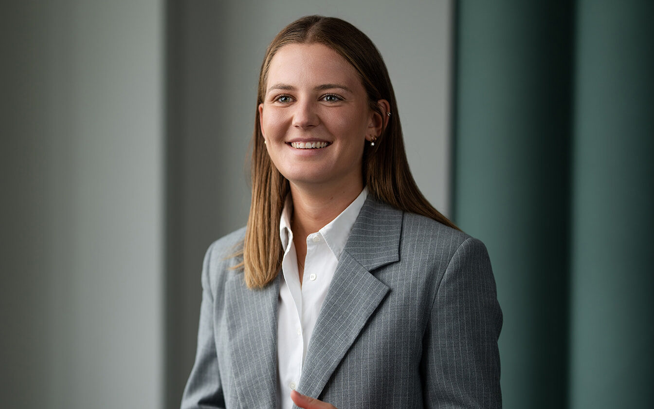 headshot photo of Simona